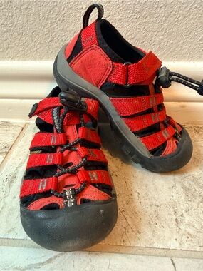 Keen Red and Black Kids Newport Closed-Toe Sandals // Sz 9